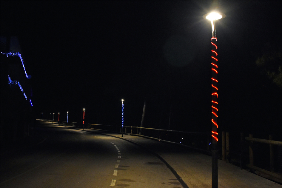 IlÂ·luminaciÃ³ nadalenca a l'avinguda del Cardener (barri de Salipota).