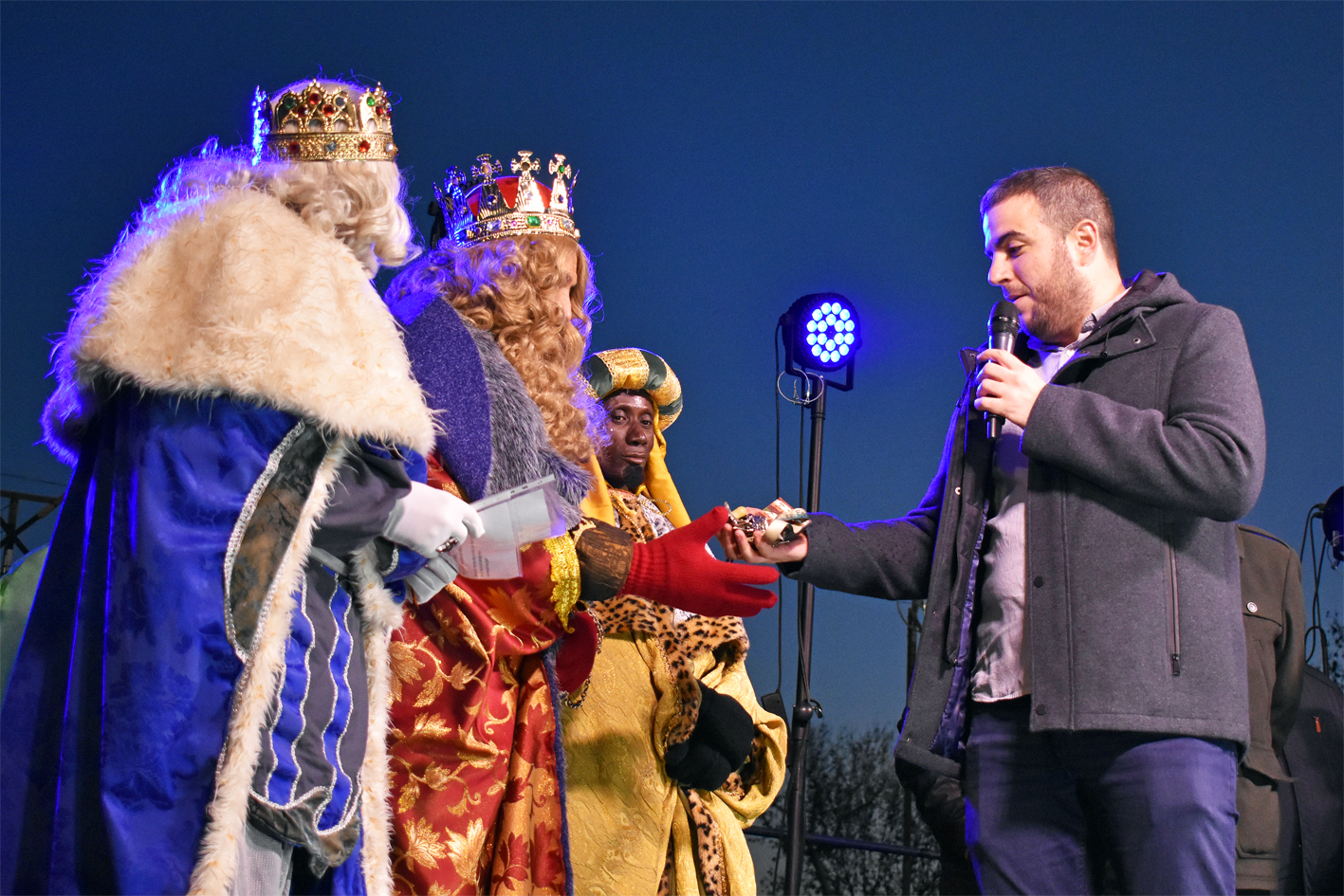 Lâ€™alcalde Albert CoberÃ³ lliura als Reis dâ€™Orient les claus de les llars de SÃºria per al repartiment de regals.