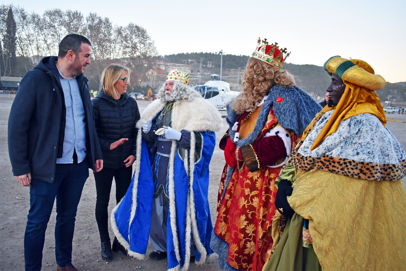 Lâ€™alcalde Albert CoberÃ³ i la regidora de Festes, Alba Santamaria, donen la benvinguda als Reis dâ€™Orient a SÃºria, desprÃ©s de lâ€™aterratge.
