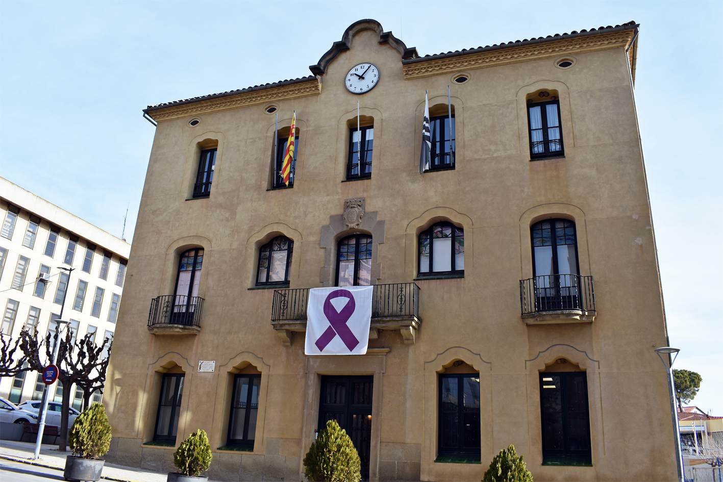 La Casa de la Vila, amb el llaç simbòlic d'adhesió al Dia Internacional de la Dona.