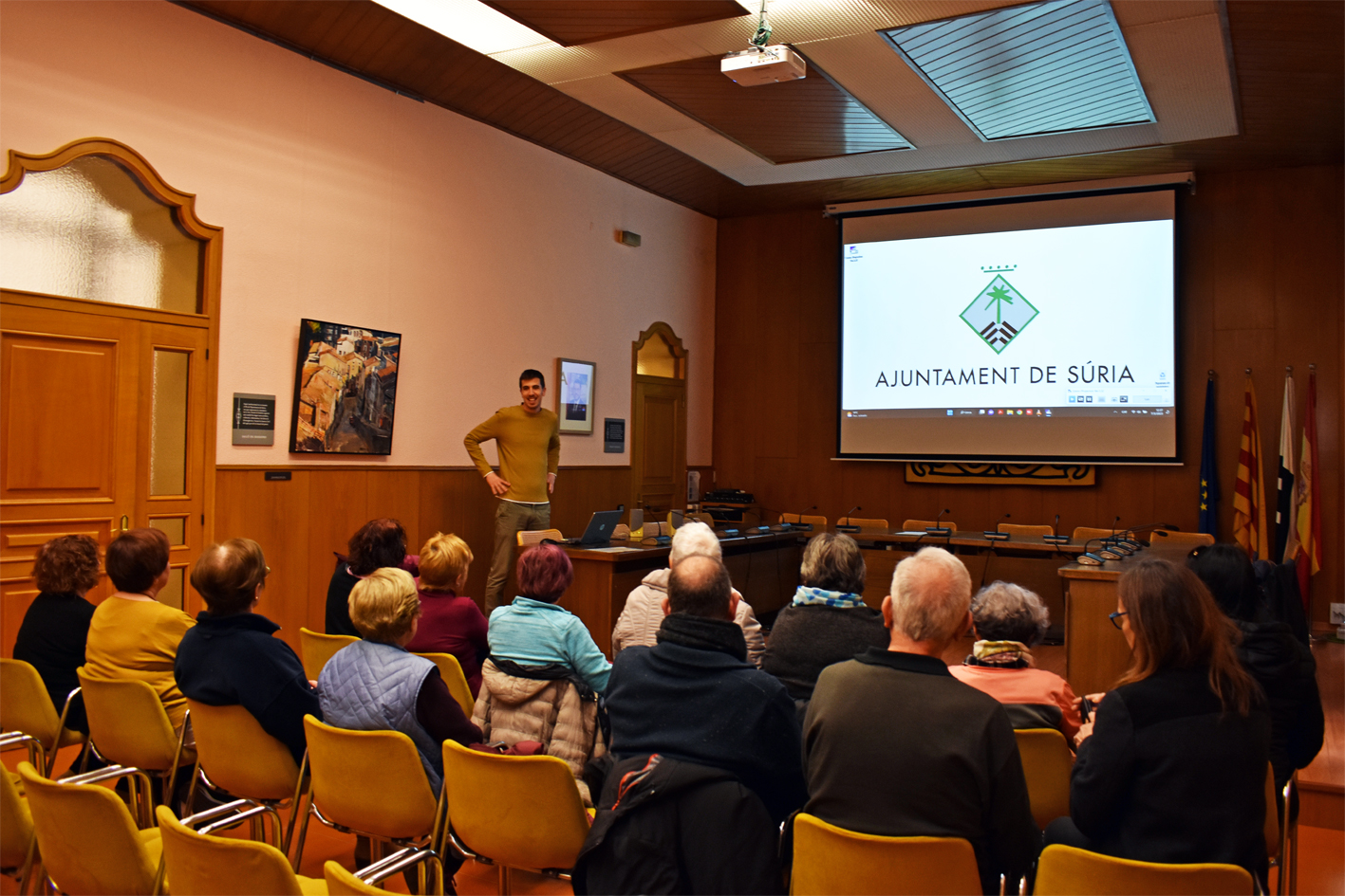 El creador audiovisual surienc Daniel Enguix presenta el vÃ­deo commemoratiu del Dia Internacional de la Dona, al salÃ³ de sessions de la Casa de la Vila.