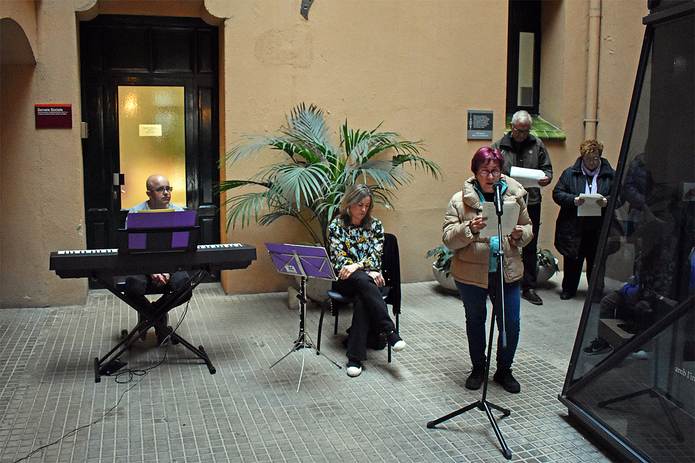 Lectura del manifest durant l'acte commemoratiu del Dia Internacional de la Dona, a la Casa de la Vila, a cÃ rrec de membres del Consell Municipal de la Gent Gran.