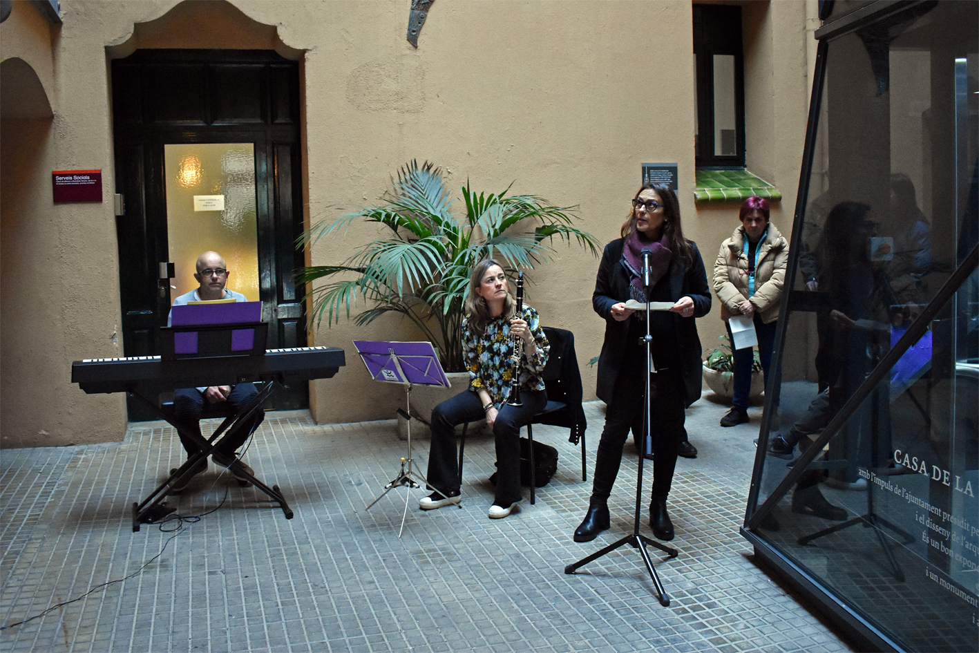 La regidora de Solidaritat, Olga Tena, parla durant l'acte commemoratiu del Dia Internacional de la Dona, a la Casa de la Vila.