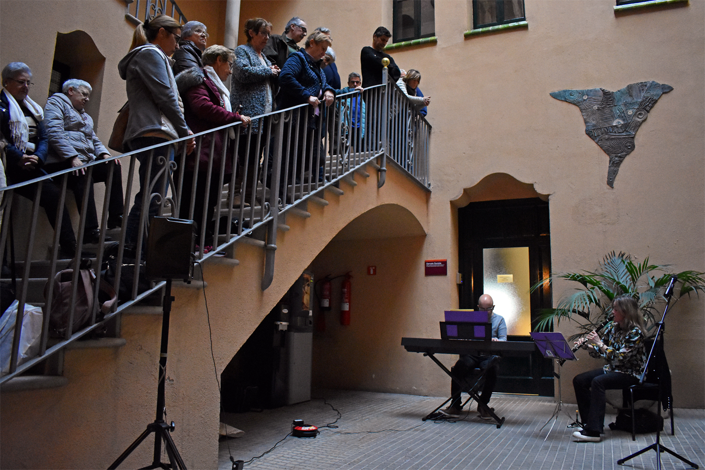 ActuaciÃ³ musical de l'acte commemoratiu del Dia Internacional de la Dona, a la Casa de la Vila, a cÃ rrec de l'Escola Municipal de MÃºsica.