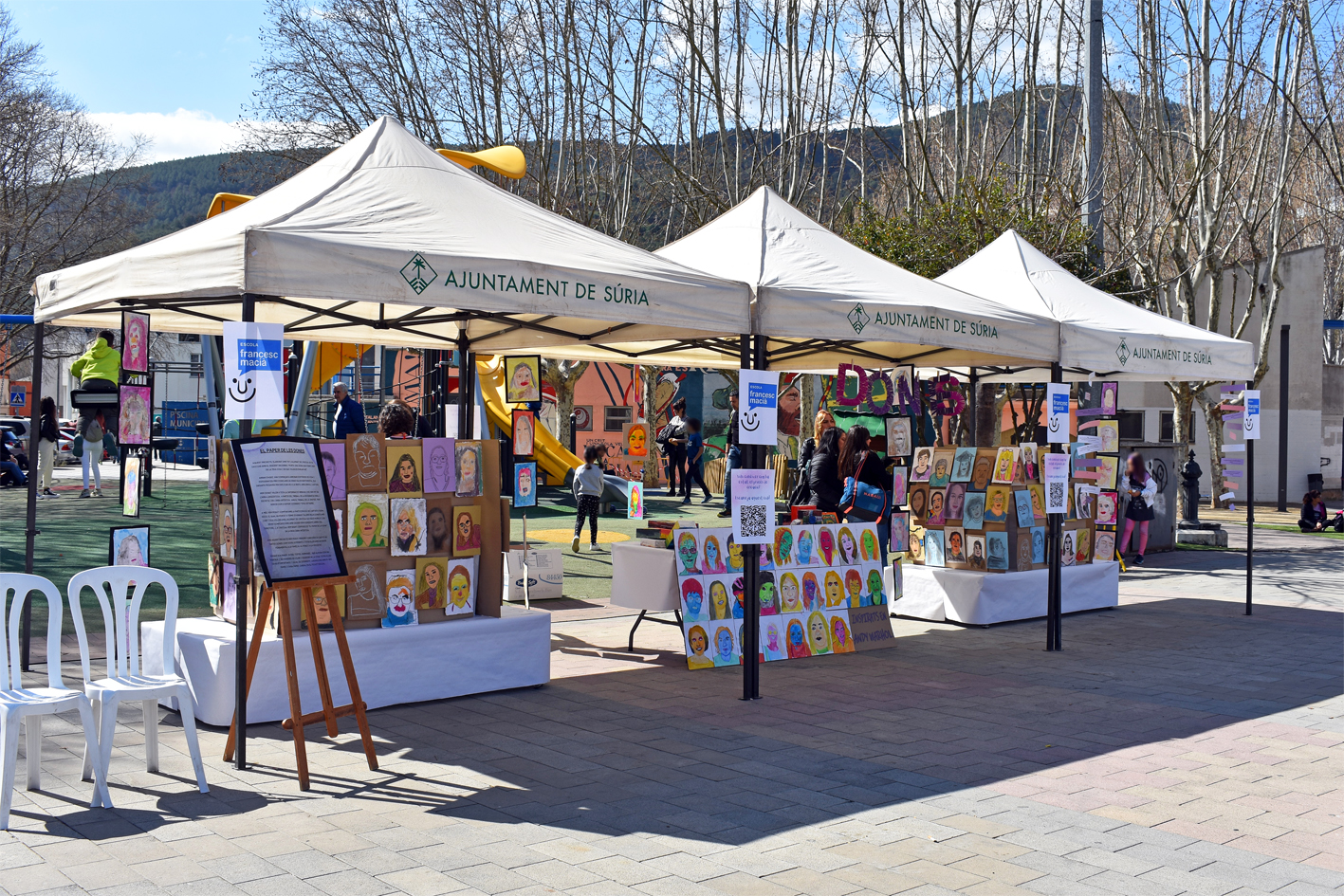 ExposiciÃ³ del projecte formatiu 'El paper de les dones' de l'Escola Francesc MaciÃ  a la plaÃ§a de Sant Joan.