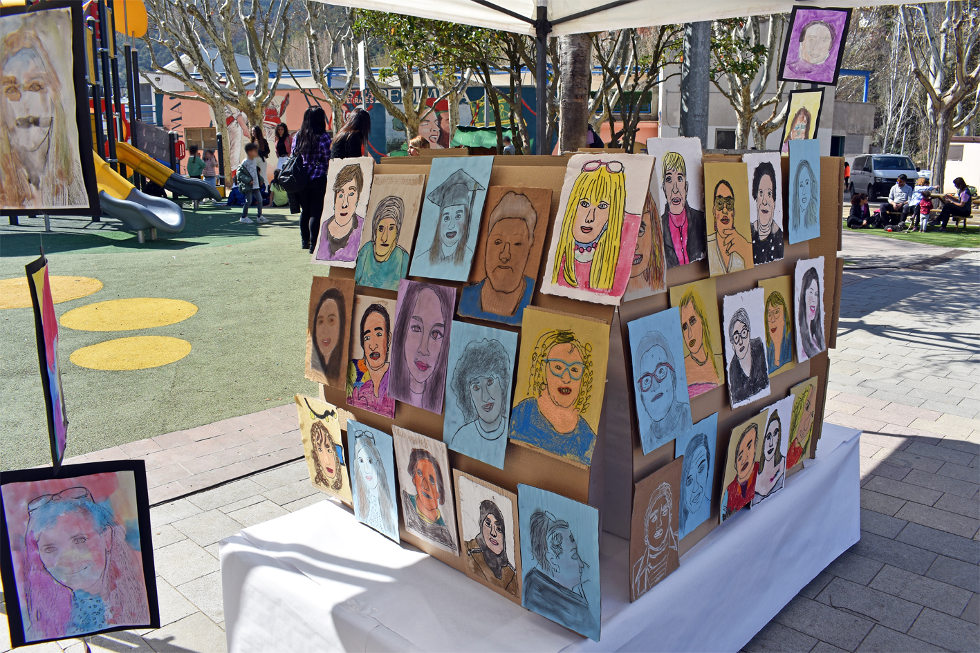 ExposiciÃ³ del projecte formatiu 'El paper de les dones' de l'Escola Francesc MaciÃ  a la plaÃ§a de Sant Joan.