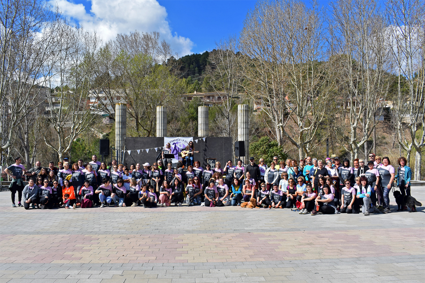 Imatge de grup dâ€™algunes de les persones participants en la Caminada de la Dona, a la plaÃ§a de Sant Joan, durant lâ€™actuaciÃ³ musical del conjunt surienc LaTrup Duet.