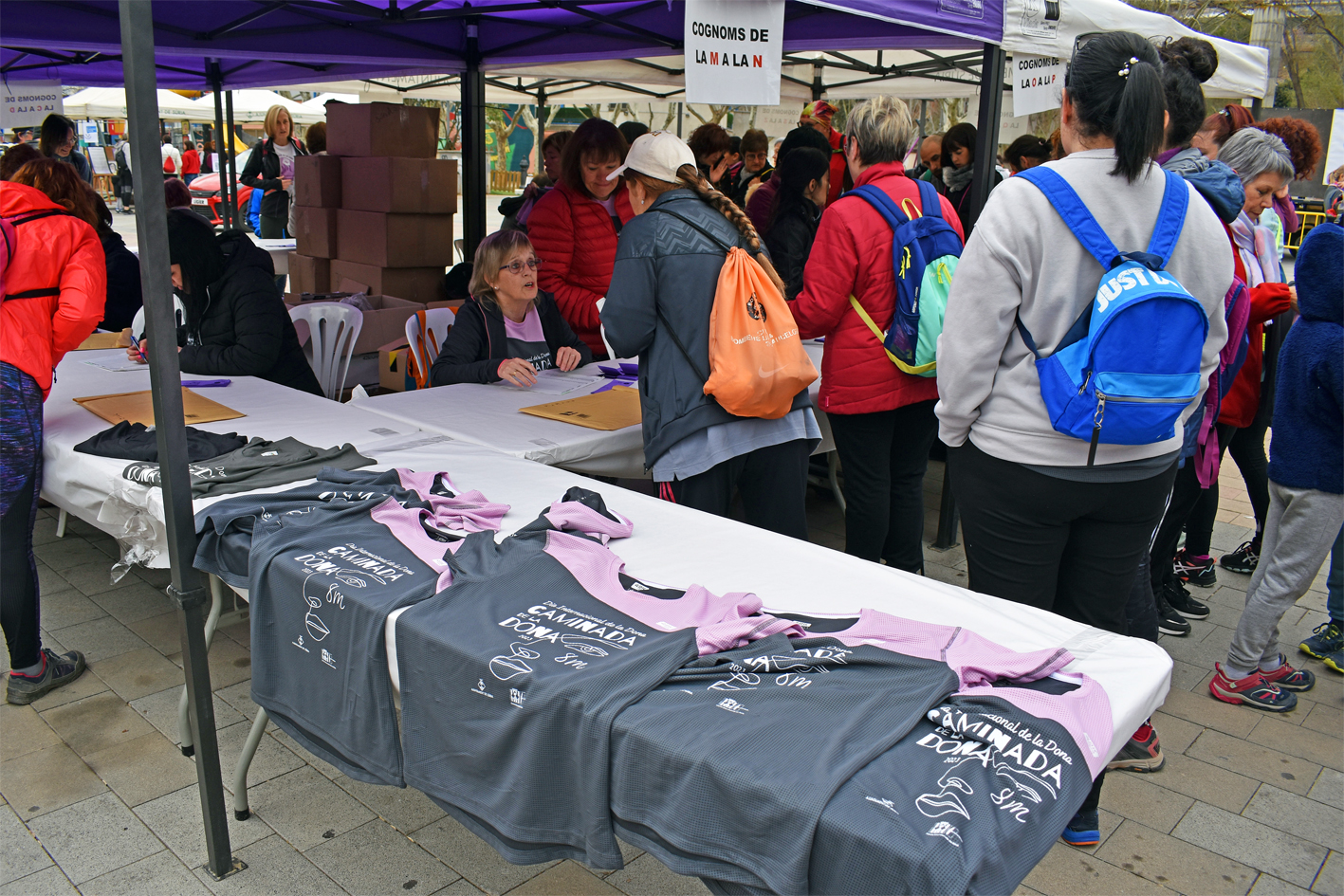Retirada de tiquets de la Caminada de la Dona, abans de la sortida, a la plaÃ§a de Sant Joan.