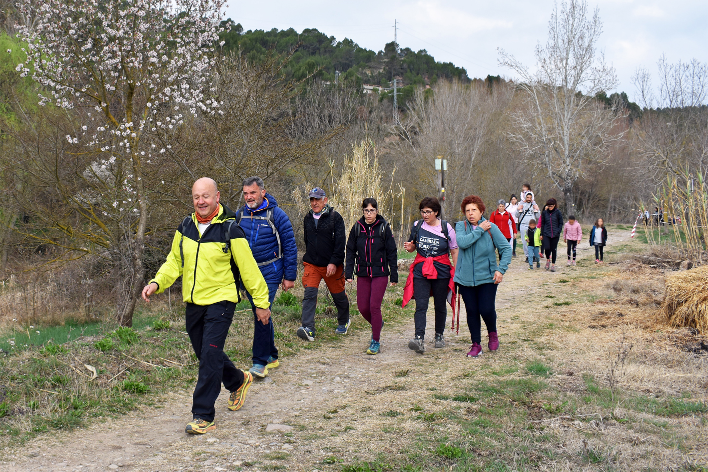 Persones participants en la Caminada de la Dona, durant el recorregut.