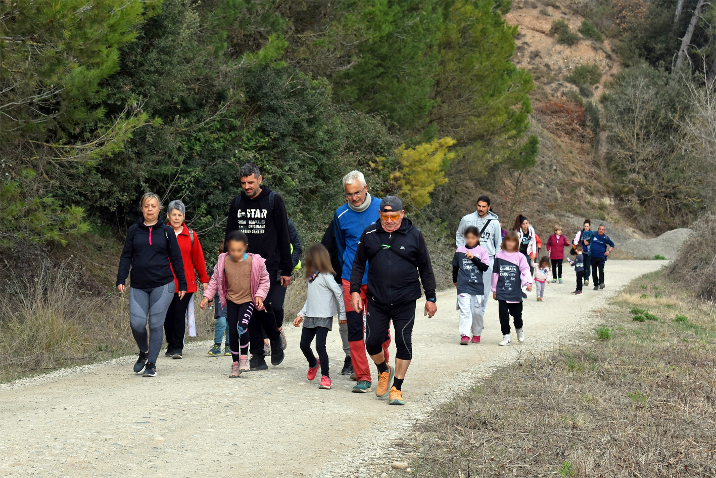 Persones participants en la Caminada de la Dona, durant el recorregut.