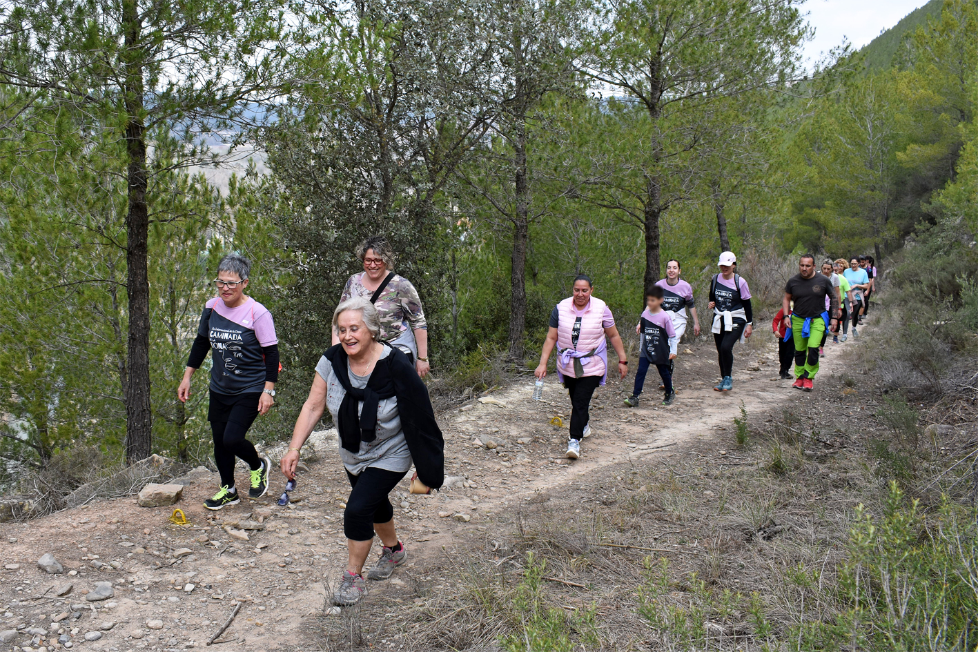 Persones participants en la Caminada de la Dona, durant el recorregut.