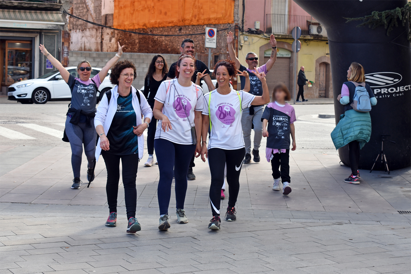 Arribada a la plaÃ§a de Sant Joan de persones participants en la Caminada de la Dona.