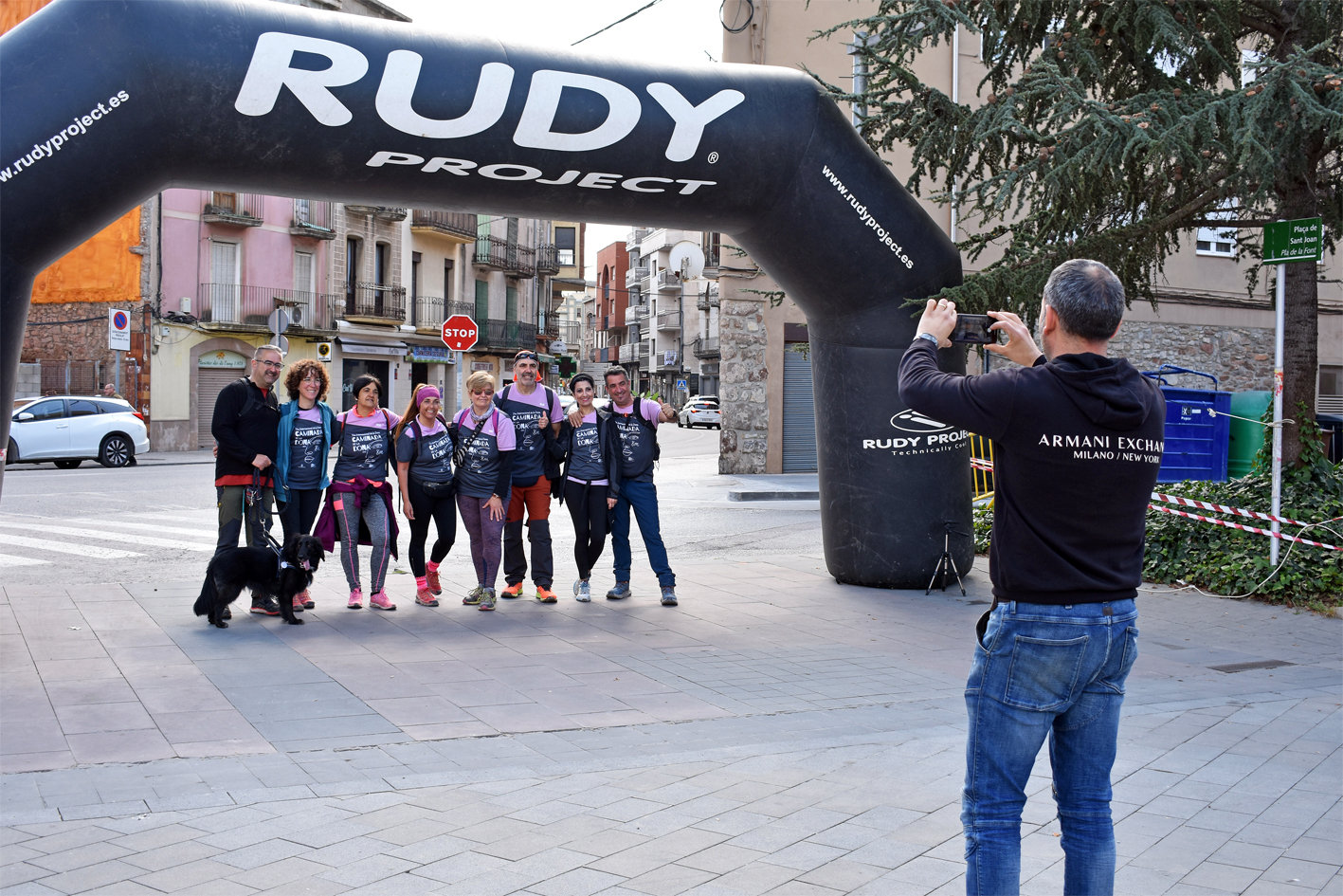Arribada a la plaÃ§a de Sant Joan de persones participants en la Caminada de la Dona.
