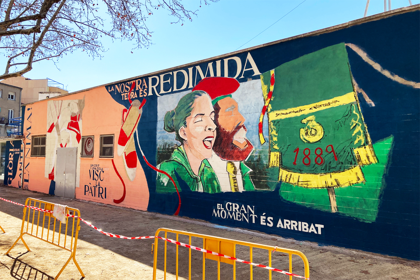 Murals de Caramelles en procÃ©s dâ€™elaboraciÃ³ en una de les faÃ§anes de la Piscina Municipal, a lâ€™entorn de la plaÃ§a de Sant Joan.