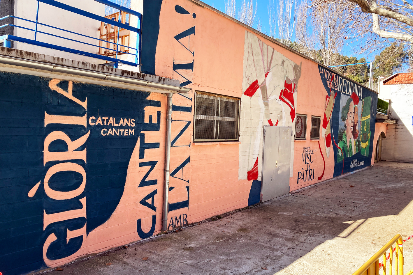 Murals de Caramelles en procÃ©s dâ€™elaboraciÃ³ en una de les faÃ§anes de la Piscina Municipal, a lâ€™entorn de la plaÃ§a de Sant Joan.