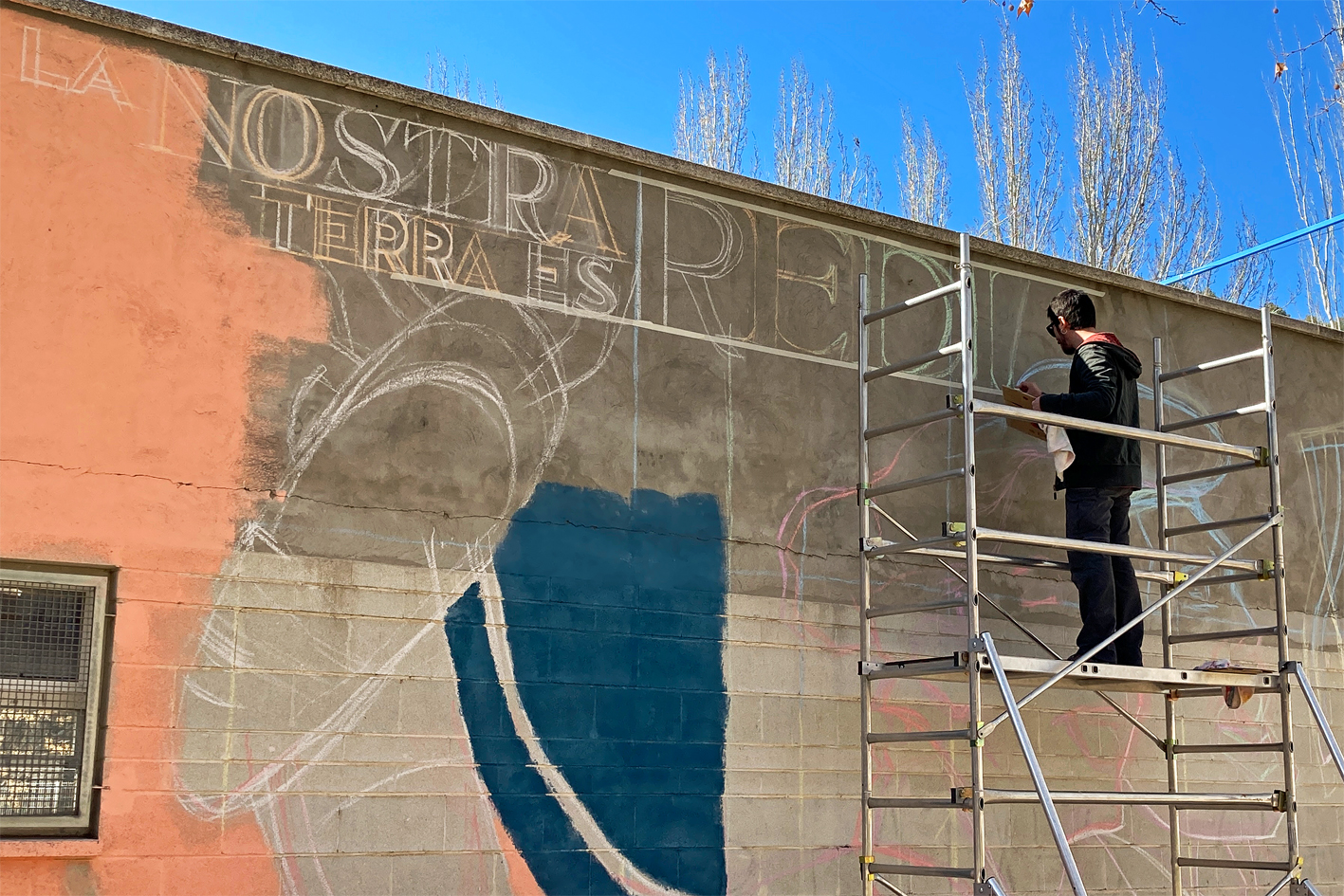 ProcÃ©s dâ€™elaboraciÃ³ dels murals de Caramelles en una de les faÃ§anes de la Piscina Municipal, a lâ€™entorn de la plaÃ§a de Sant Joan.