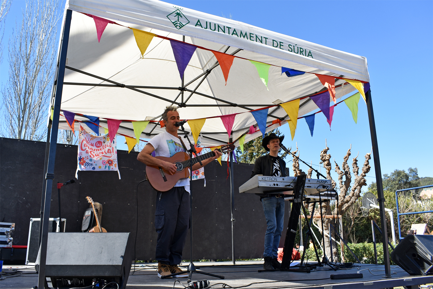 Concert del duet Lucky Luck durant el Vermut Caramellaire al Parc Municipal Macary i Viader.