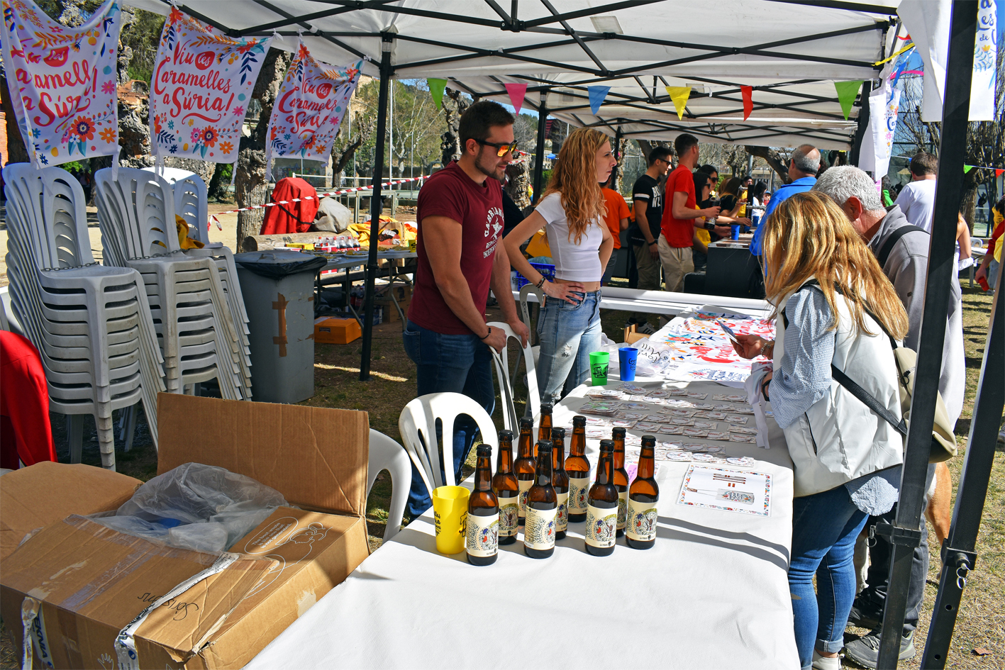 Venda de marxandatge durant el Vermut Caramellaire al Parc Municipal Macary i Viader.