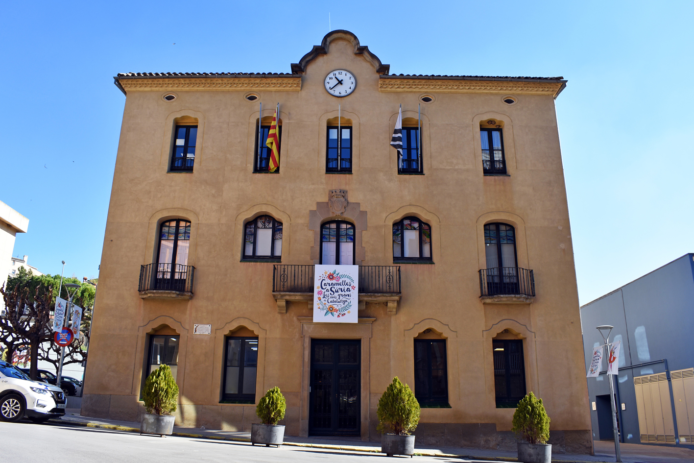 La Casa de la Vila, amb el plafÃ³ de les Caramelles de SÃºria.