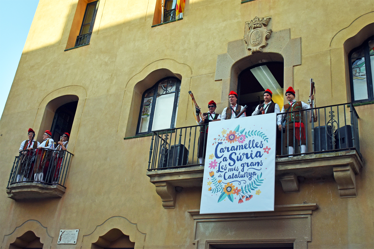 Els Trabucaires del Tro Gros, als balcons de la Casa de la Vila, durant l'acte d'inici de les Caramelles de Súria.