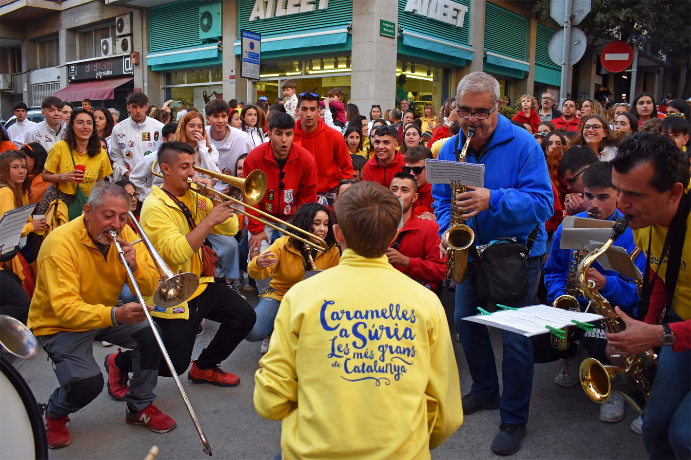 Músics de la Passada Caramellaire pel centre de la vila, en l'inici de les Caramelles de Súria.