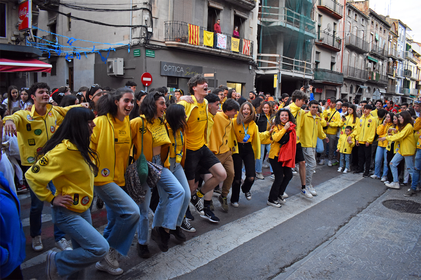 Actuació del Foment Cultural durant la Passada Caramellaire d'inici de les Caramelles de Súria.