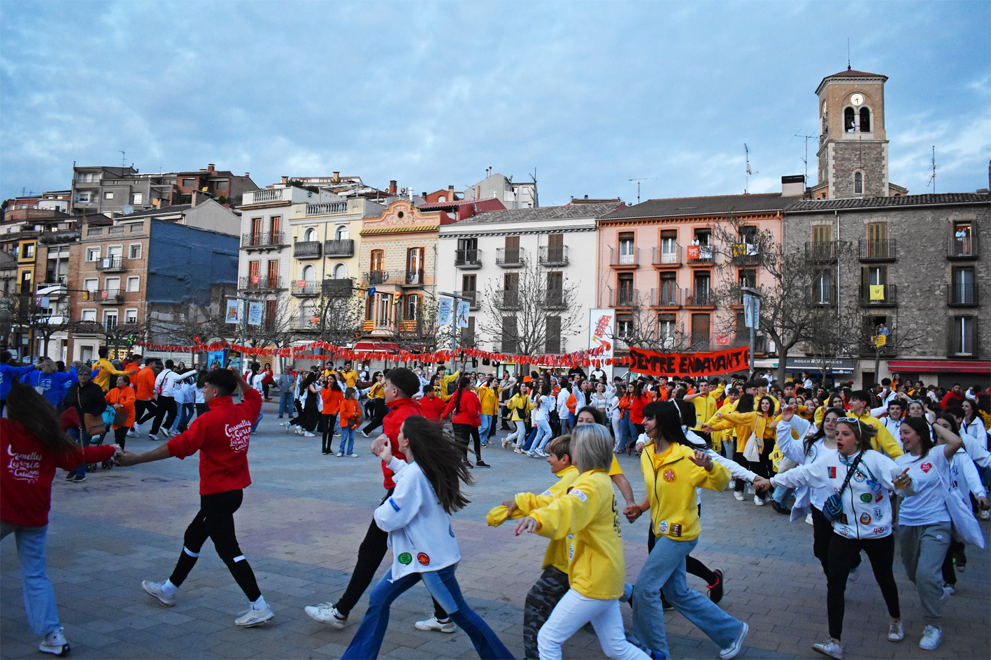 Ball dels Caramellaires del Cardener a la plaça de Sant Joan, durant la Passada Caramellaire d'inici de les Caramelles de Súria.