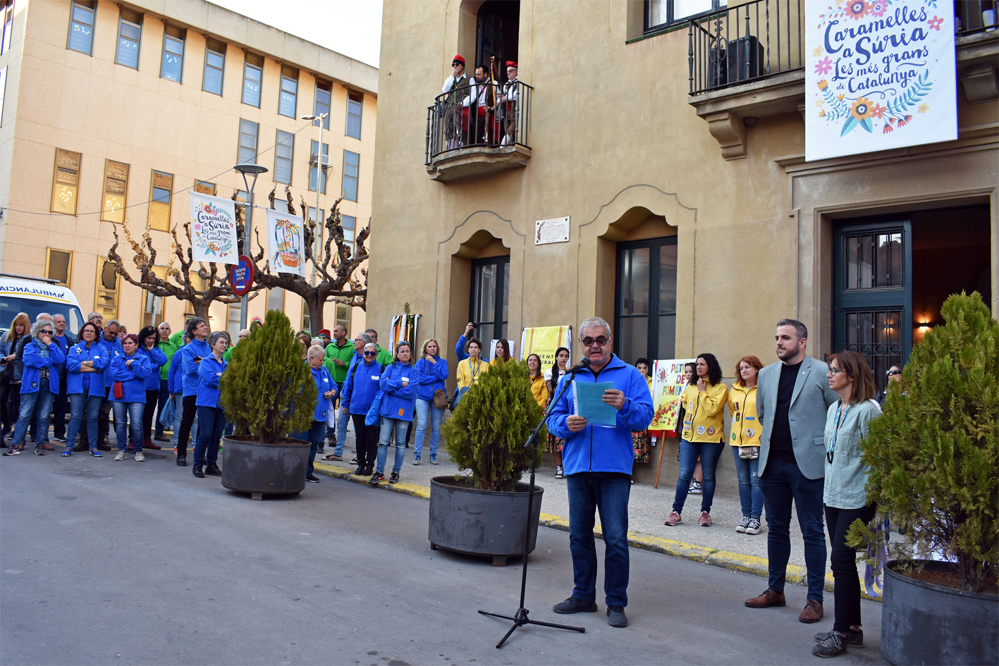Parlament de la Colla de la Coral Sòrissons en l'acte d'inici de les Caramelles de Súria, al davant de la Casa de la Vila.
