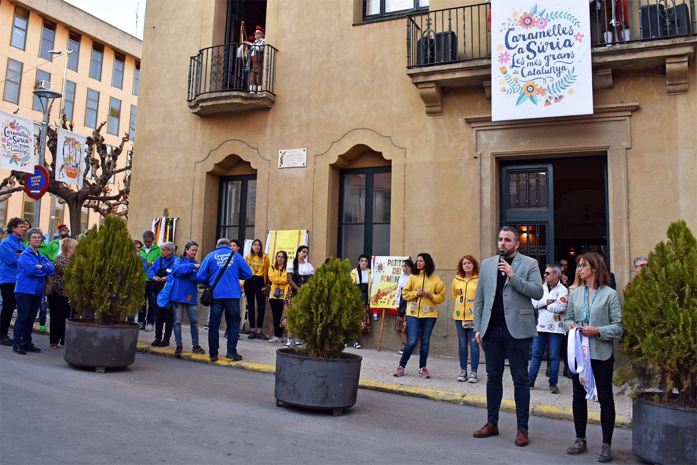 L'alcalde Albert Coberó parla durant l'acte d'inici de les Caramelles de Súria, al davant de la Casa de la Vila.
