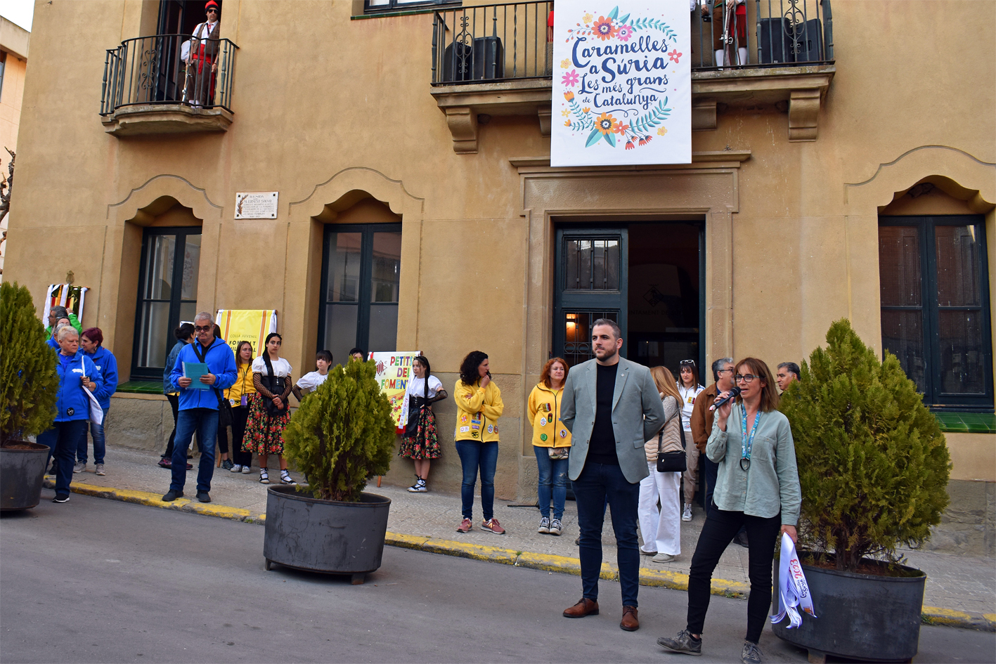 La regidora de Cultura, Festes i Ensenyament, Alba Santamaria, parla durant l'acte d'inici de les Caramelles de Súria, al davant de la Casa de la Vila.
