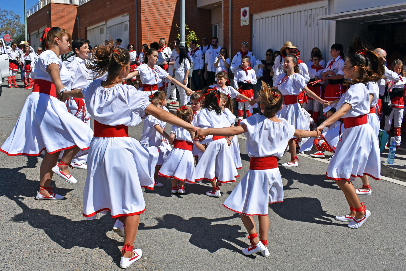 Actuació de la Colla Infantil de l'Agrupació Sardanista al barri de Bellavista, dins de les Caramelles de Súria.