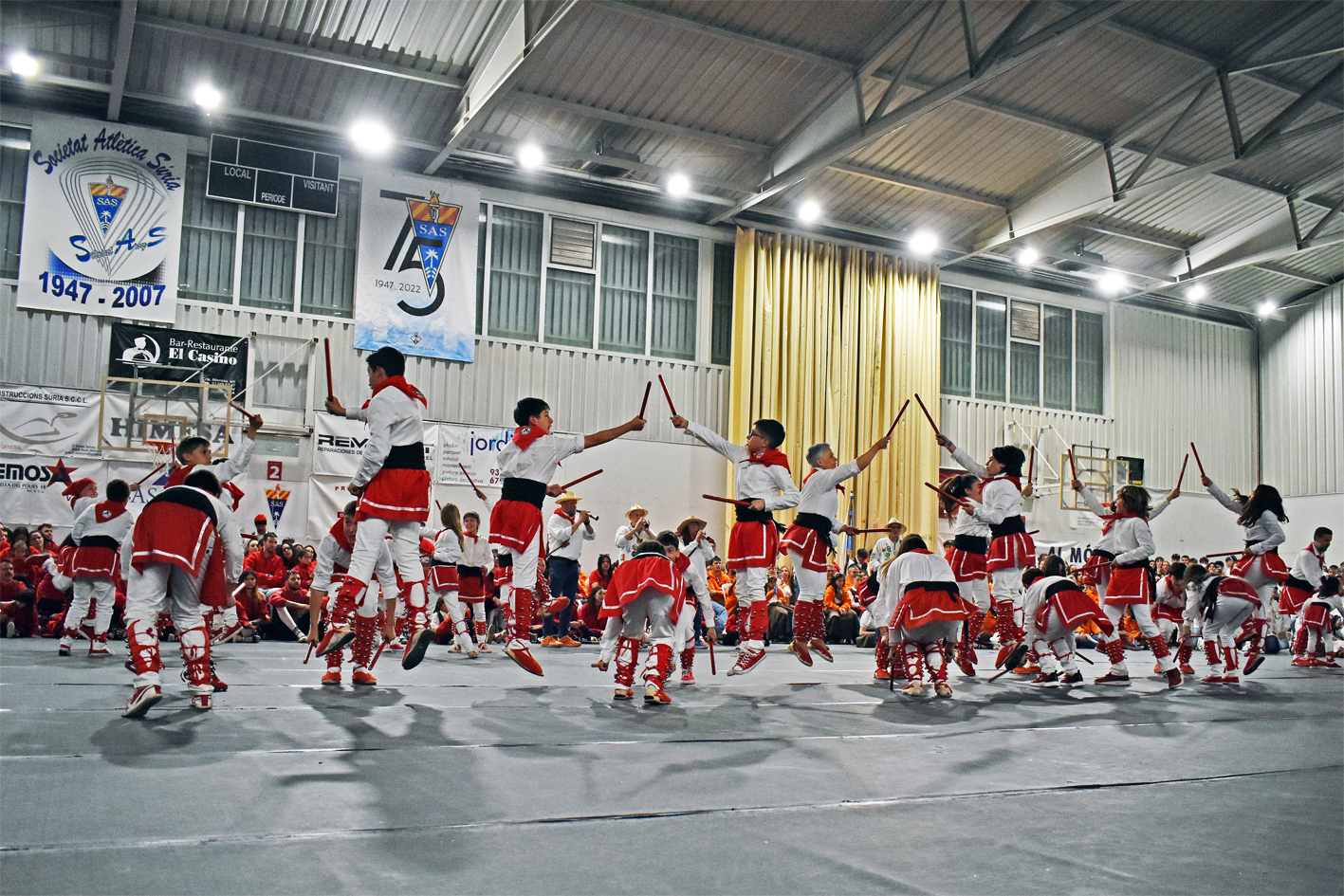 Actuació de la Colla Infantil de l'Agrupació Sardanista a la Trobada Caramellaire del Pavelló, dins de les Caramelles de Súria.