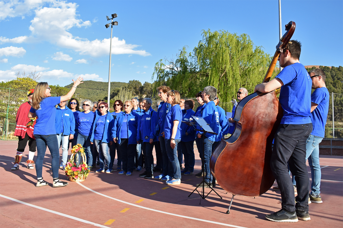 Actuació de la Colla de la Coral Sòrissons al barri de Joncarets, dins de les Caramelles de Súria.