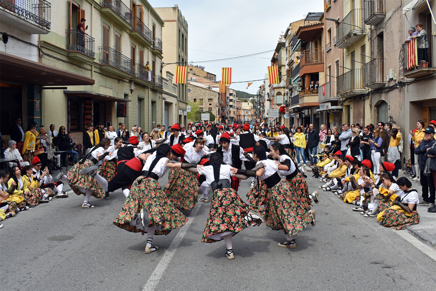 Actuació de la Colla Juvenil del Foment Cultural al centre urbà, dins de les Caramelles de Súria.