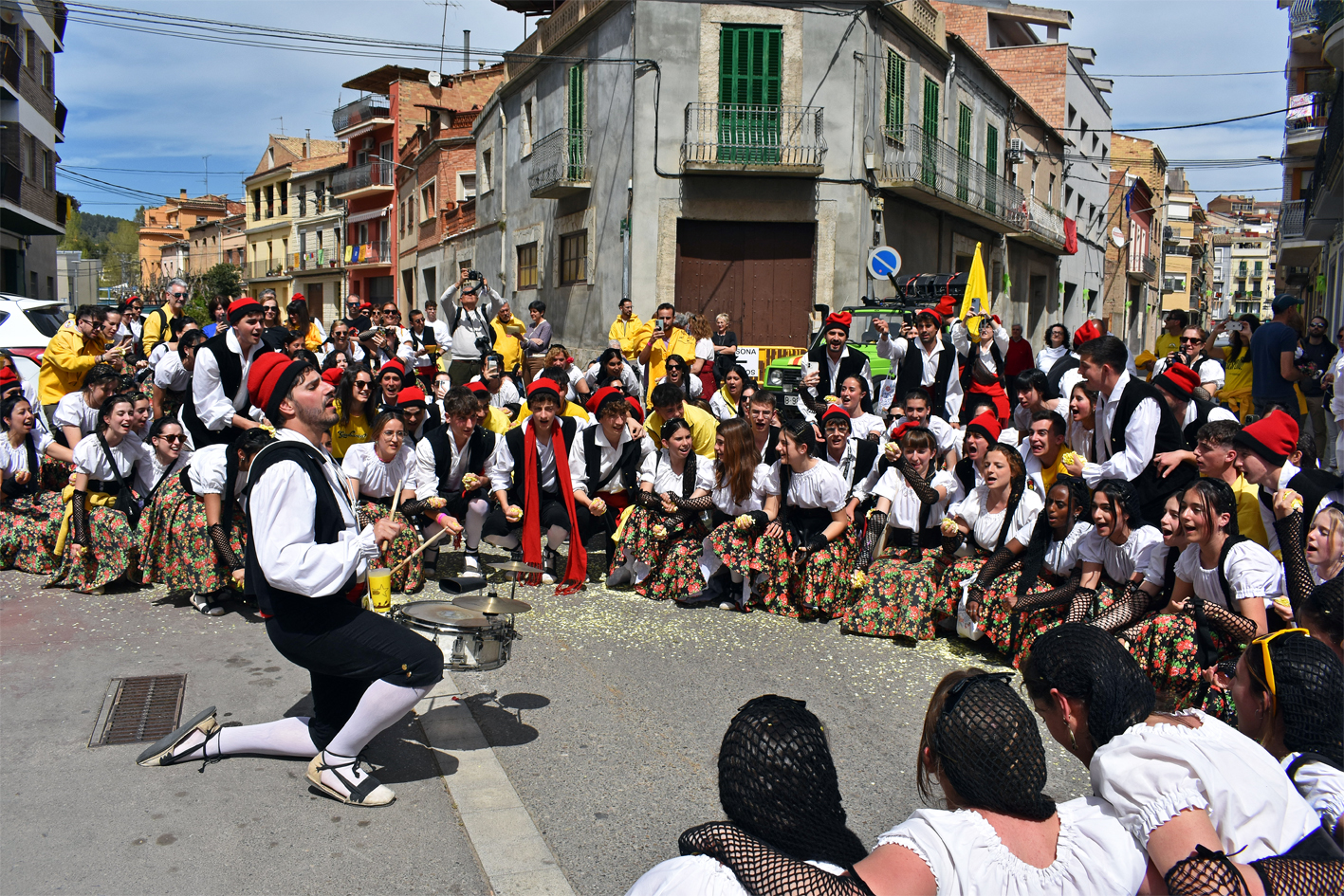 Actuació de la Colla Juvenil del Foment Cultural al barri del Rastells, dins de les Caramelles de Súria.
