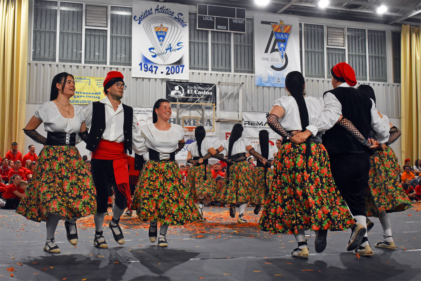 Actuació de la Colla Juvenil del Foment Cultural a la Trobada Caramellaire del Pavelló, dins de les Caramelles de Súria.