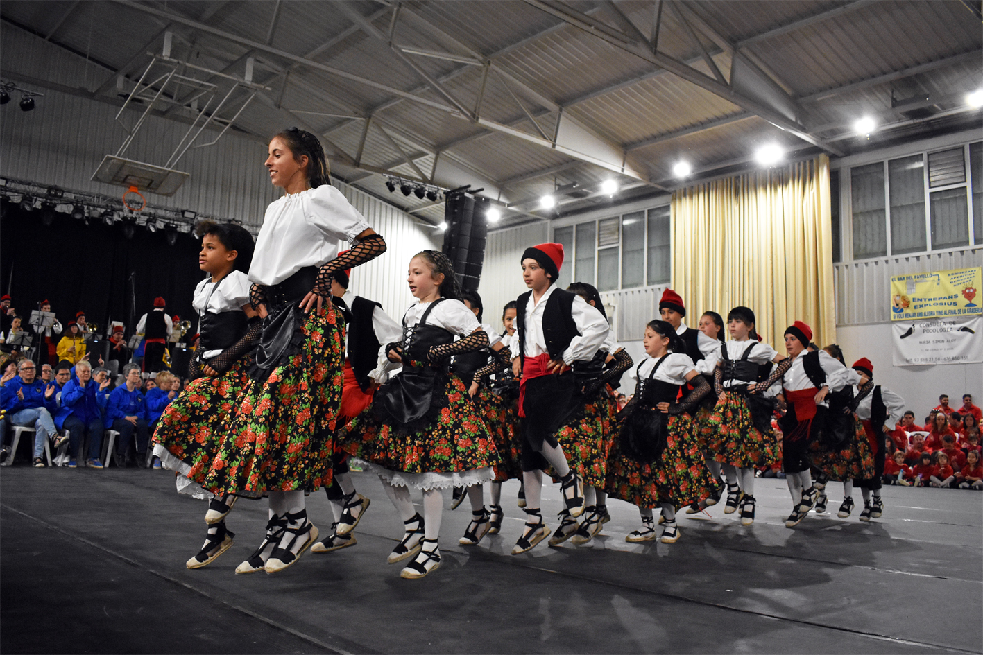 Actuació de la Colla Infantil del Foment Cultural a la Trobada Caramellaire del Pavelló, dins de les Caramelles de Súria.