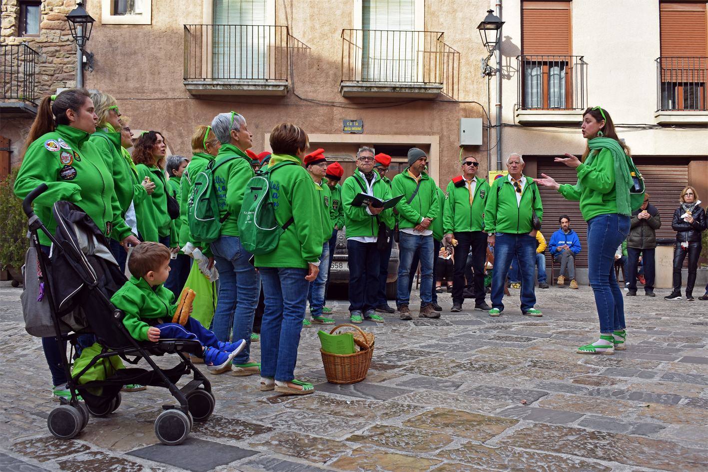 Actuació de la Colla de La Llanterna a la plaça Major del Poble Vell, dins de les Caramelles de Súria.