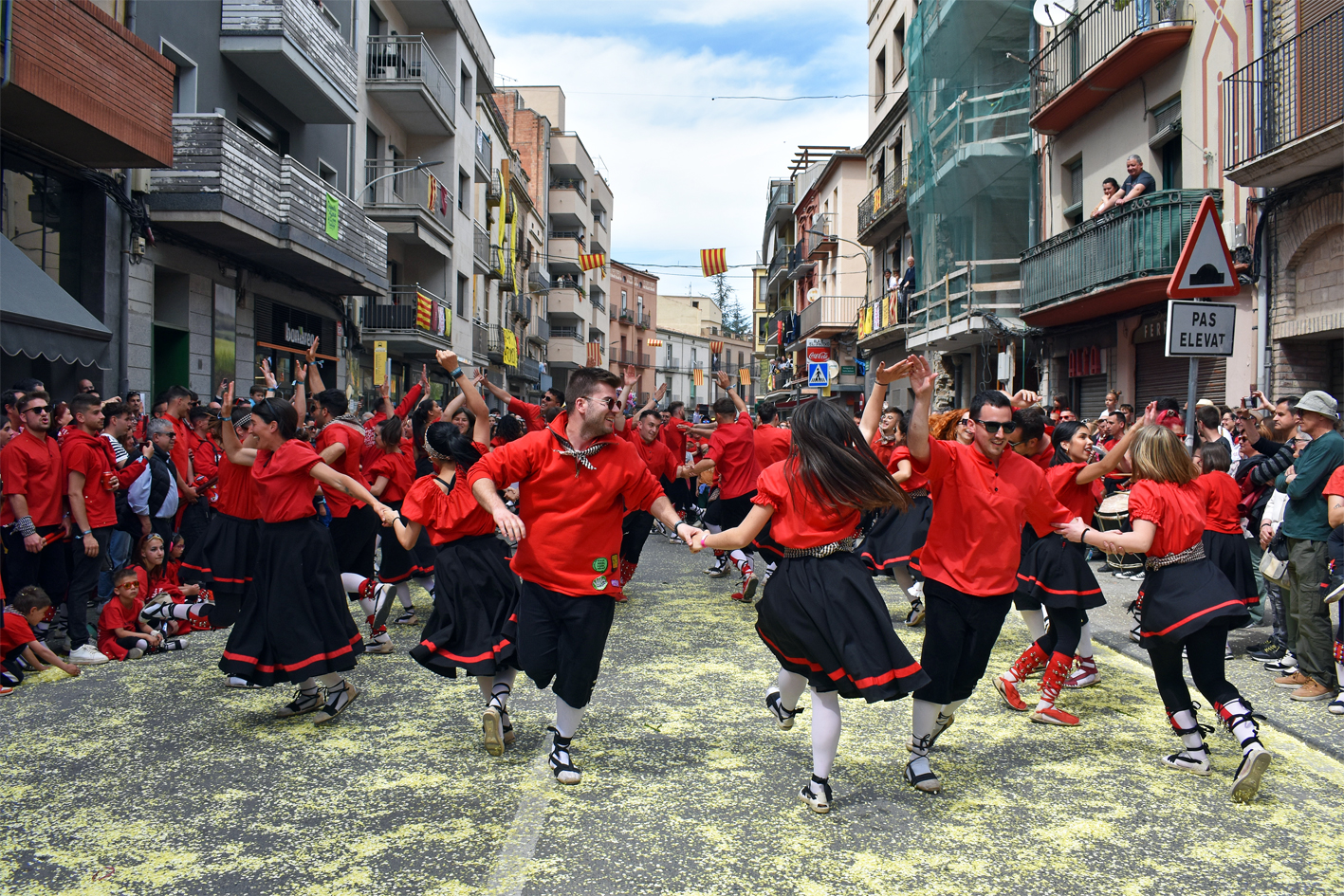 Actuació de la Colla Altatxu al centre urbà, dins de les Caramelles de Súria.