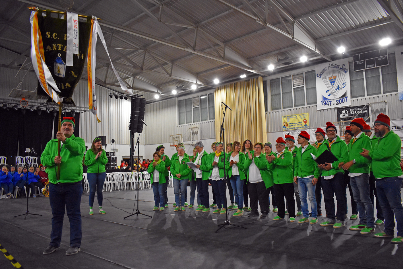 Salutació de l'estendard de la Colla de La Llanterna a la Trobada Caramellaire del Pavelló, dins de les Caramelles de Súria.