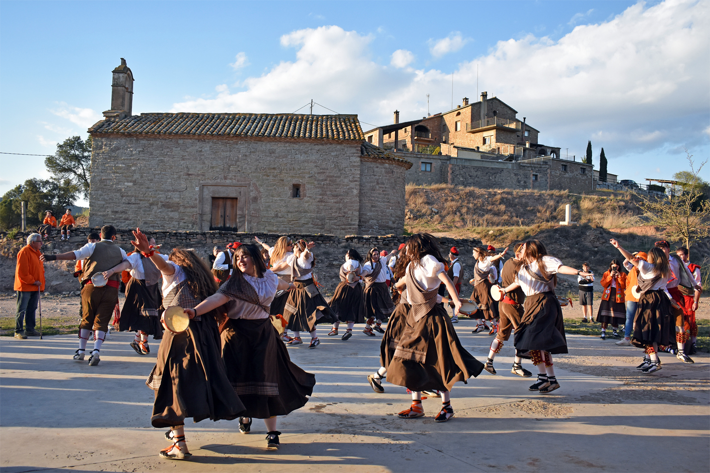 Actuació de la Colla del Tro Gros al nucli d'El Puig (Castellnou de Bages), dins de les Caramelles a Pagès de les Caramelles de Súria.