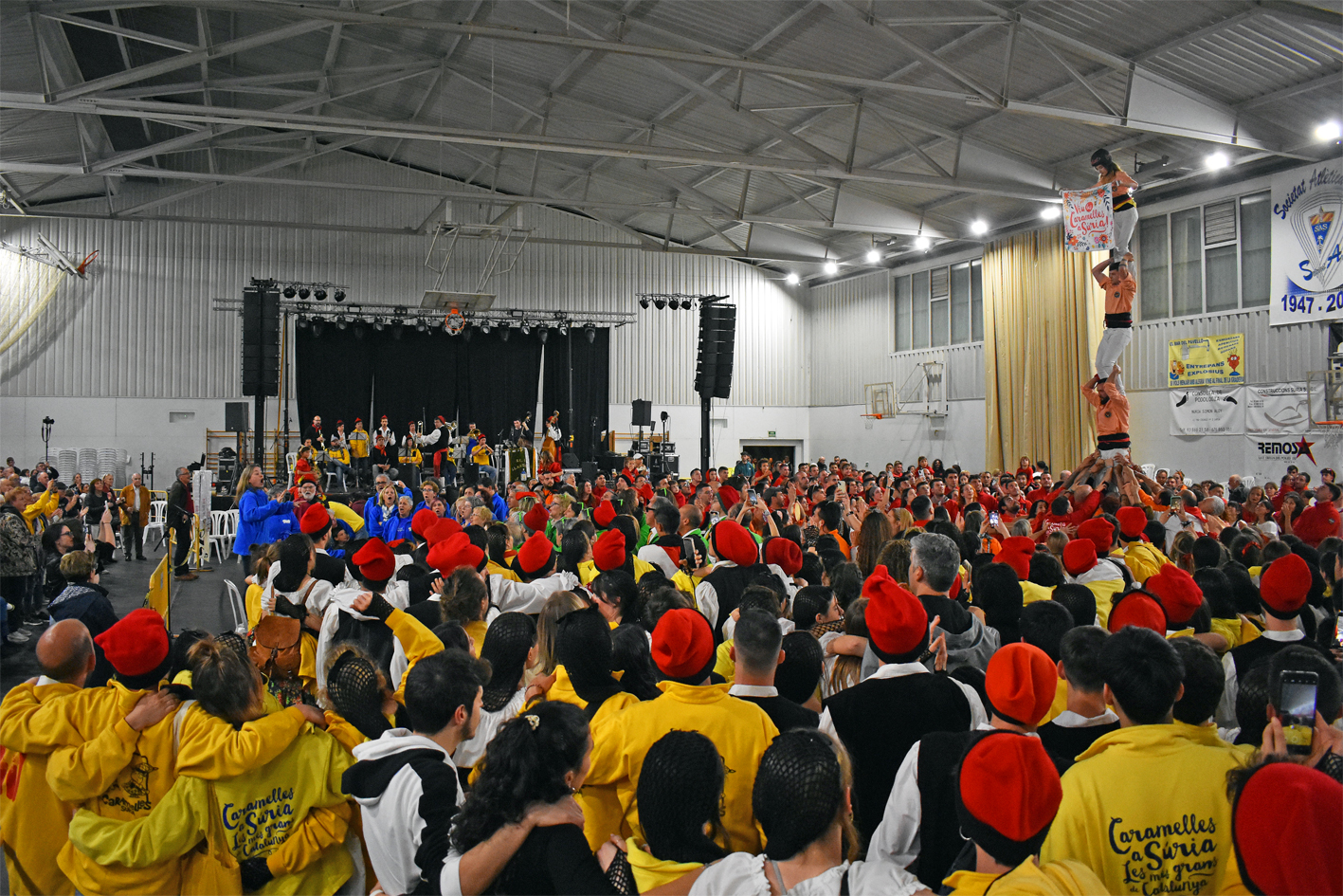 Interpretació conjunta d'El Cant del Poble i pilar de la colla castellera Salats al final de la Trobada Caramellaire del Pavelló, dins de les Caramelles de Súria.