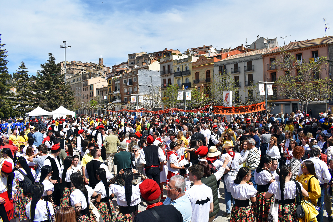 Ambient a la plaça de Sant Joan abans de la interpretació conjunta del Ball de Caramellaires del Cardener, dins de les Caramelles de Súria.