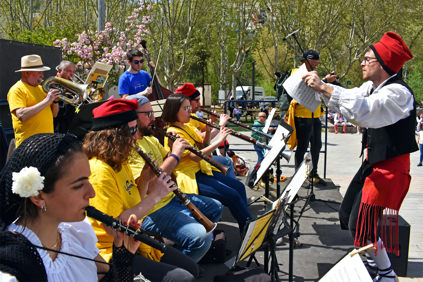 Interpretació musical del Ball de Caramellaires del Cardener a la plaça de Sant Joan, dins de les Caramelles de Súria.