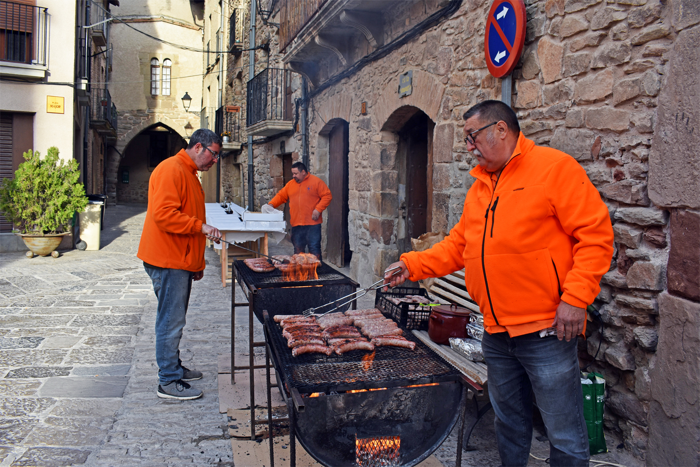 Esmorzar Caramellaire a la plaça Major del Poble Vell, dins de les Caramelles de Súria.