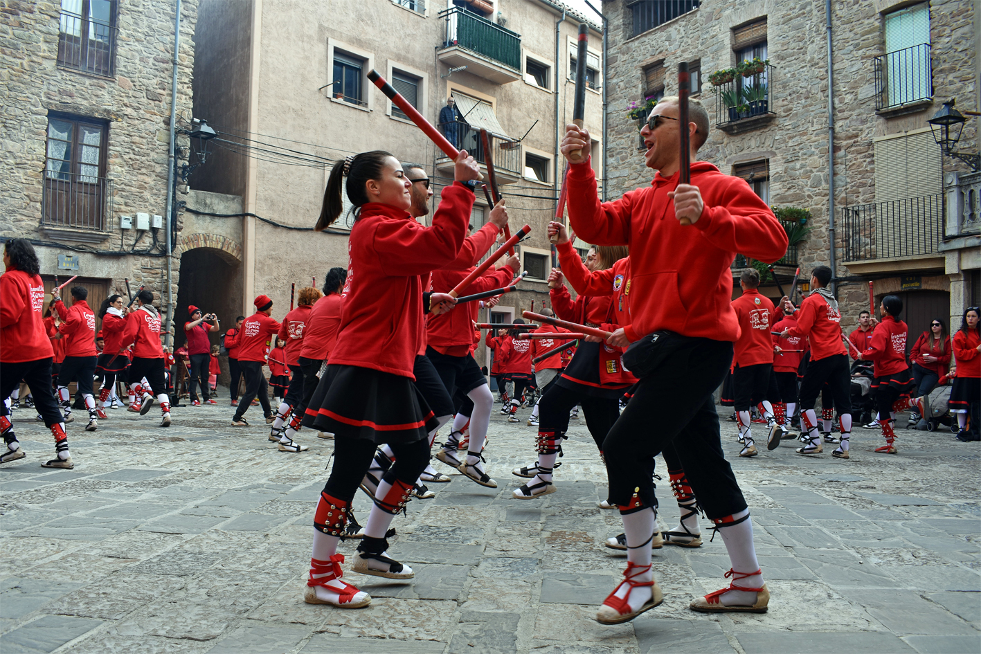 Actuació de la Colla Altatxu a la plaça Major del Poble Vell, dins de les Caramelles de Súria.