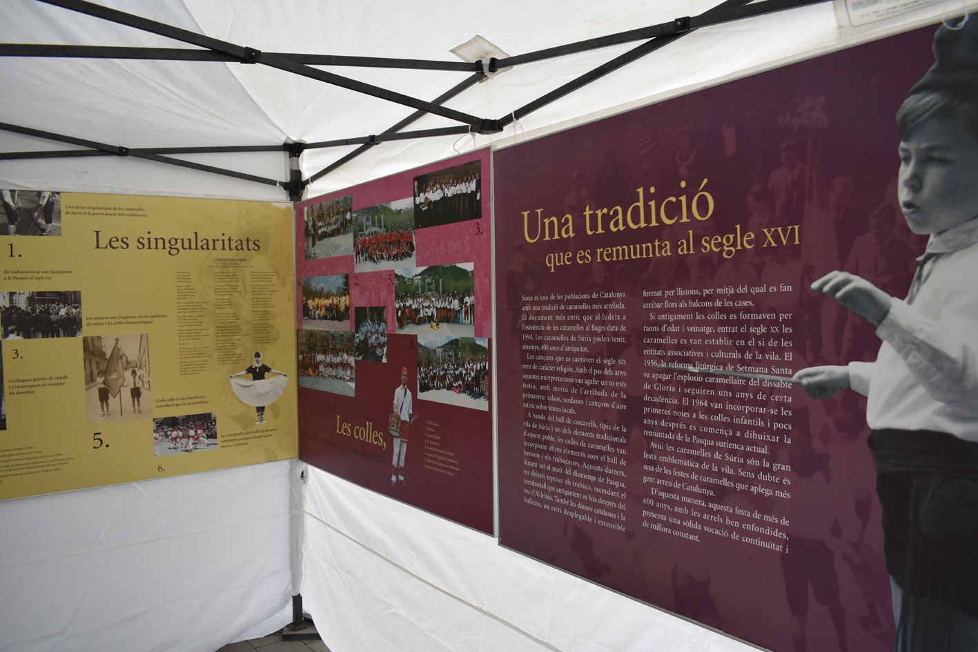 Exposició caramellaire a la plaça de Sant Joan, dins de les Caramelles de Súria.