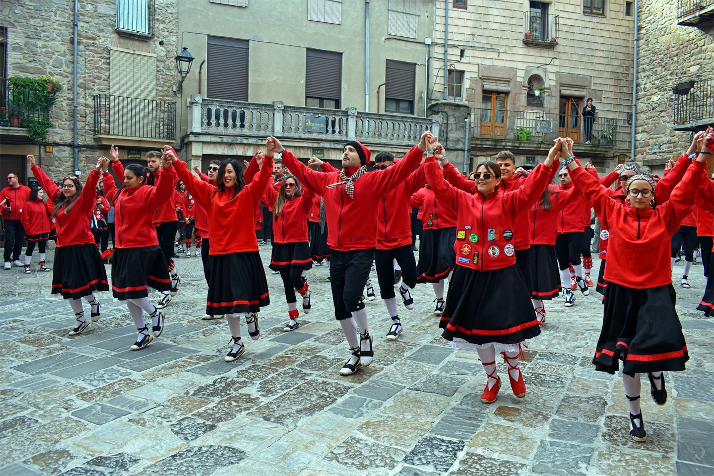 Actuació de la Colla Altatxu a la plaça Major del Poble Vell, dins de les Caramelles de Súria.