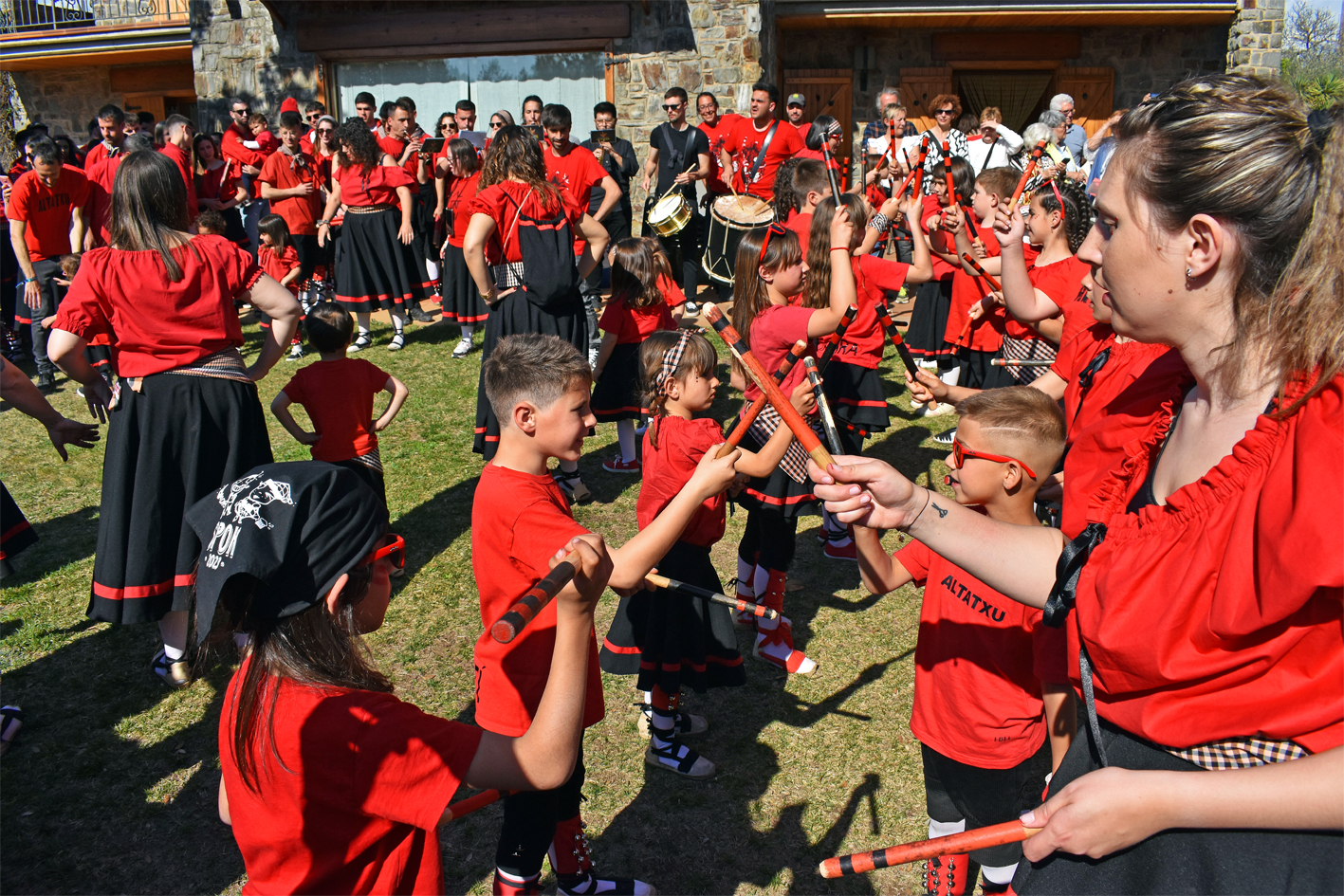 Actuació de la Colla Altatxets al Torrent Fondo, dins de les Caramelles a Pagès de les Caramelles de Súria.