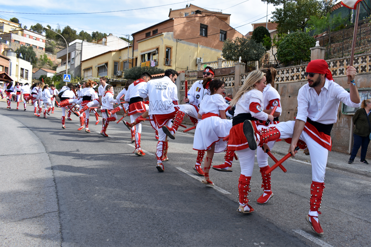 Actuació de la Colla Grans de l'Agrupació Sardanista al barri de Bellavista, dins de les Caramelles de Súria.